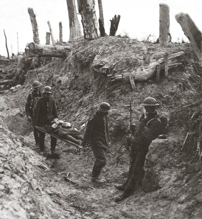 Duitse gevangenen, gedwongen om onze gewonden te dragen tijdens de zware aanval op Trones Wood, 1916 door English Photographer